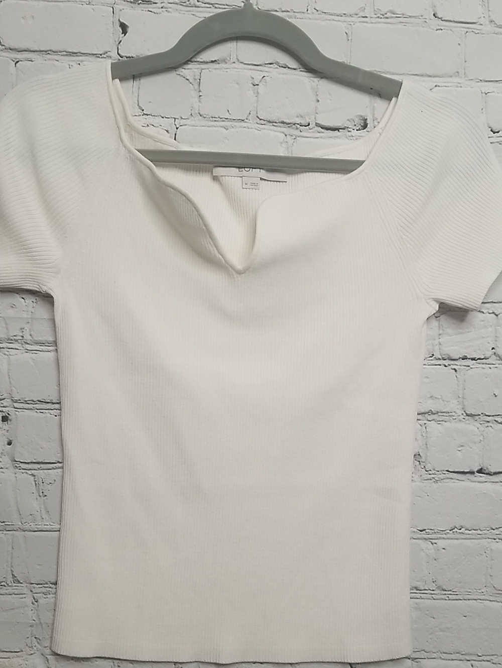 LOFT womens top size Medium Vneck Ribbed knit fabric off-white EUC